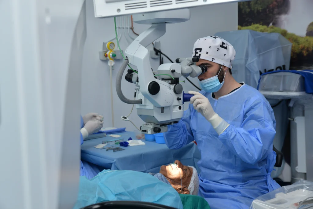 urgence Ophtalmologique Fès, soins oculaires, santé des yeux, hygiène oculaire, protection UV, protection contre la lumière bleue, optométrie, anatomie de l'œil, examen rétinien, examen de la cornée, examen de la rétine, anomalies oculaires, symptômes oculaires, complications oculaires, urgences oculaires, douleur aux yeux, pression oculaire, prescription de lunettes, prescription de lentilles,