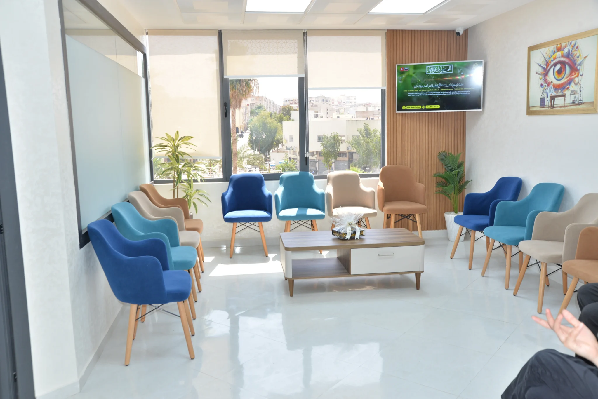 Ophtalmologue Fès en pleine consultation avec un patient pour un examen de la vue détaillé